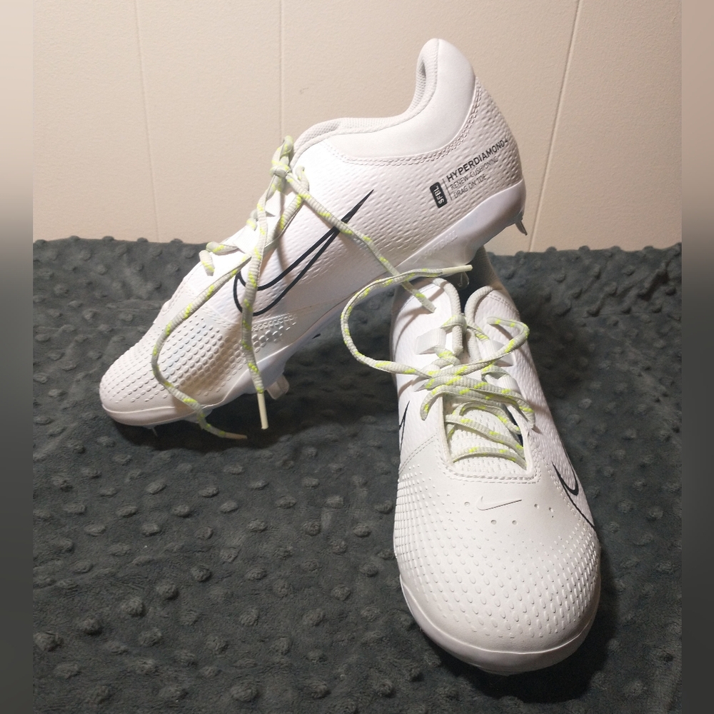 NWOB Nike Women (CZ5920-103) Hyperdiamond 4 Pro Metal Softball Cleats - Size 10